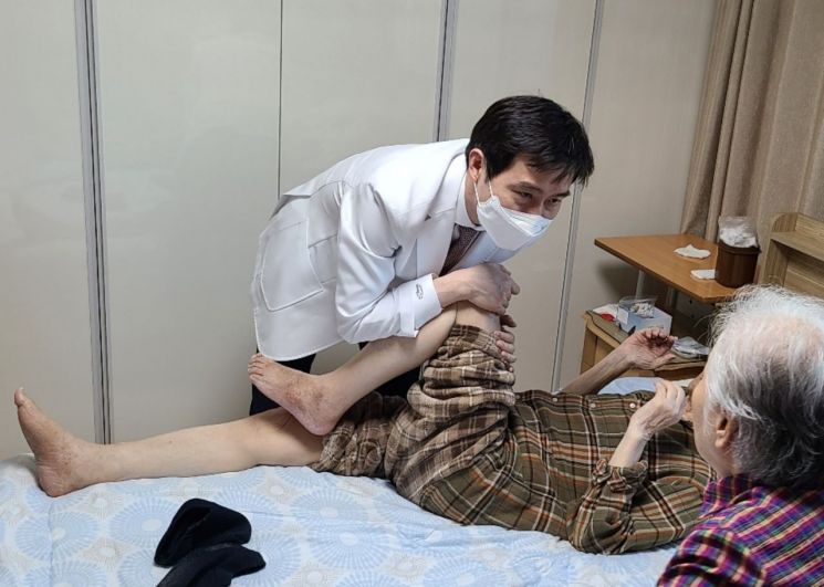 안산 자생한방병원 박종훈 병원장이 애국지사 자택을 방문해 근골격계 질환을 치료하고 있다.