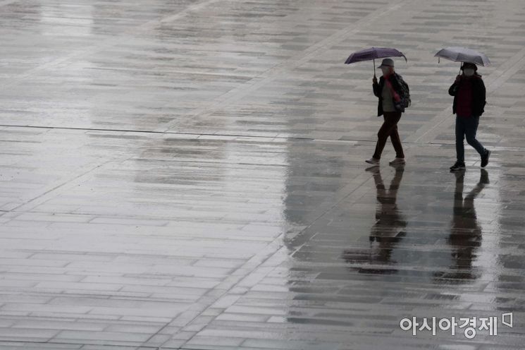 전국 곳곳에 봄비가 내린 14일 서울 용산구 국립중앙박물관에서 우산을 쓴 시민들이 이동하고 있다. /문호남 기자 munonam@