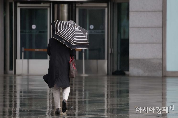 전국 곳곳에 봄비가 내린 14일 서울 용산구 국립중앙박물관에서 우산을 쓴 시민들이 이동하고 있다. /문호남 기자 munonam@