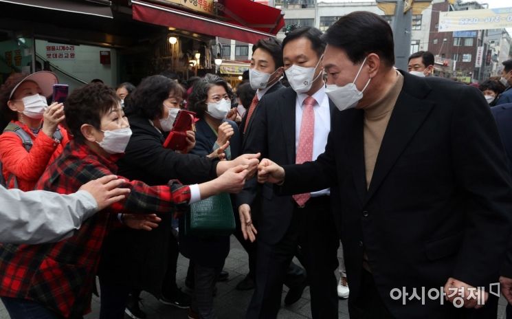 윤석열 대통령 당선인이 14일 서울 남대문 시장을 찾아 시장을 찾은 시민, 상인과 인사를 나누고 있다./국회사진기자단