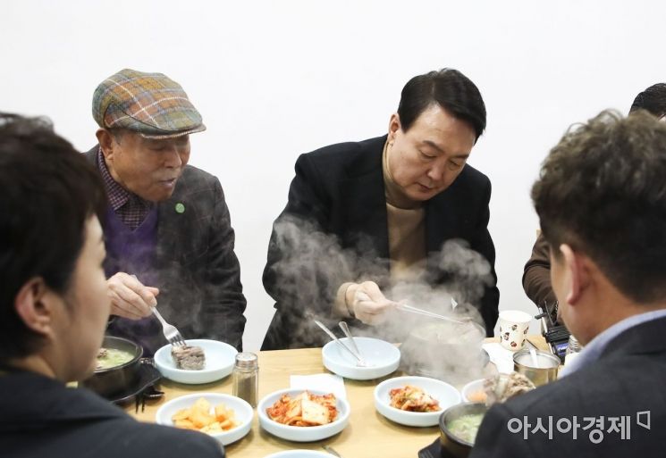 윤석열 대통령 당선인이 14일 서울 남대문 시장을 찾아 상인회 회장단과 간담회를 마친 뒤, 점심식사를 함께하고 있다./국회사진기자단