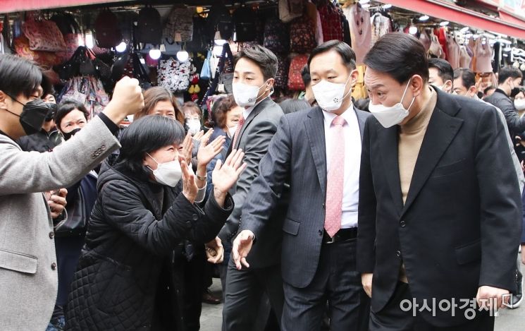 윤석열 대통령 당선인이 14일 서울 남대문 시장을 찾아 시장을 찾은 시민, 상인과 인사를 나누고 있다./국회사진기자단