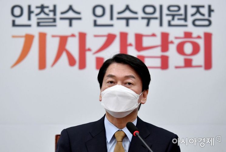 윤석열 대통령 당선인의 대통령직인수위원장에 임명된 안철수 국민의당 대표가 14일 국회에서 기자간담회를 갖고 있다./윤동주 기자 doso7@