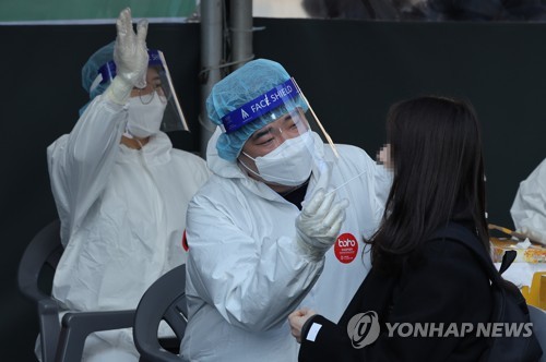 코로나19 신속항원검사를 하는 의료진 / 사진=연합뉴스