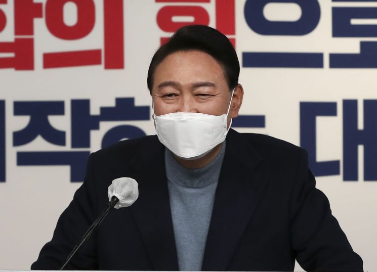 윤석열 대통령 당선인이 지난 13일 오후 서울 여의도 국민의힘 당사에서 대통령직인수위원회 위원장 및 부위원장 인선 결과를 발표한 뒤 취재진의 질문에 답하고 있다. / 사진=연합뉴스
