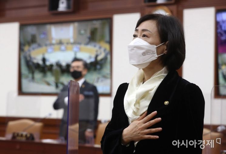 김경선 여성가족부 차관이 15일 서울 종로구 정부서울청사에서 열린 국무회의에서 국기에 대한 경례를 하고 있다./김현민 기자 kimhyun81@