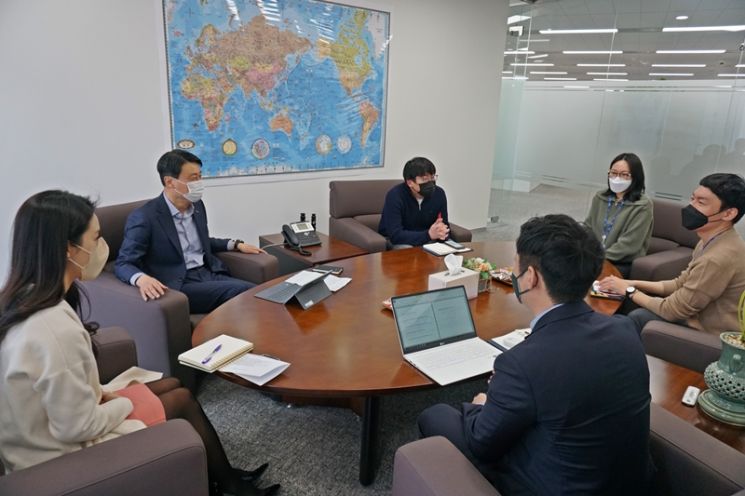 구경룡 포스코인터 식량소재 본부장(왼쪽 두번째)이 커뮤니케이터와 인터뷰하고 있다.＜사진제공:포스코인터내셔널＞