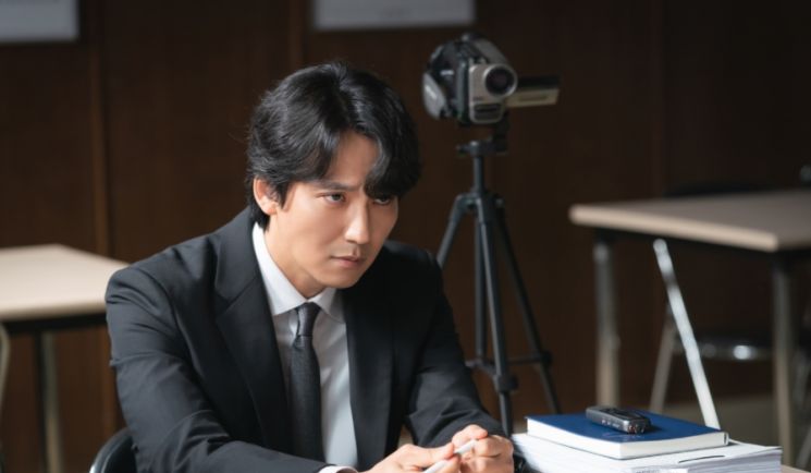 [라임라이트]냉정과 열정 오가며 선악을 꿰뚫는 눈빛