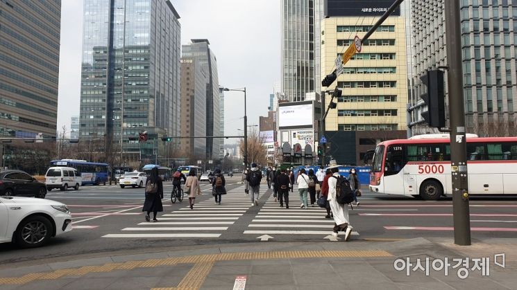 15일 서울 종로구 광화문 인근에서 시민들이 발걸음을 옮기고 있다. 사진=허미담 기자 damdam@