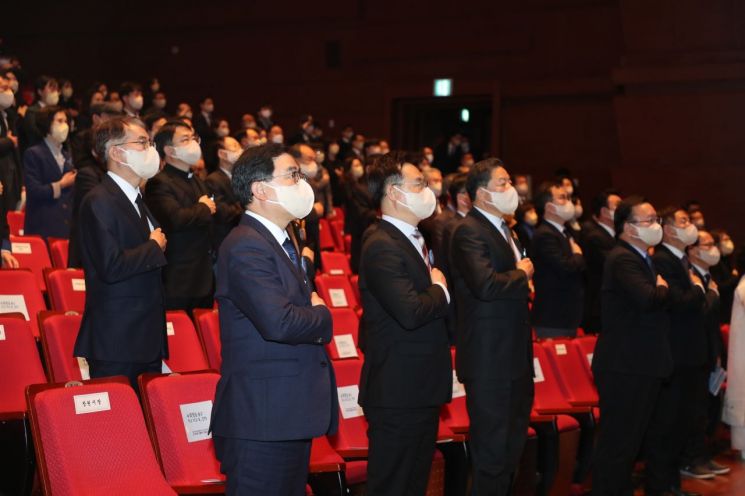 제62주년 3·15의거 기념식에서 국민의례가 열리고 있다.