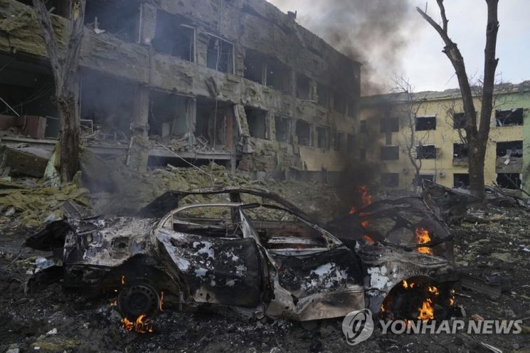 지난 9일(현지시간) 우크라이나 마리우폴 어린이병원이 공습으로 파괴돼 있다. /사진=연합뉴스