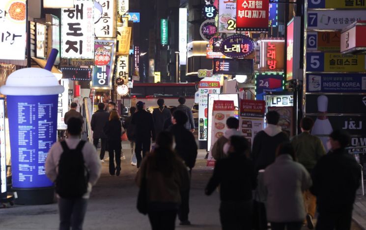 정부는 16일 의료 전문가, 자영업자·소상공인 등의 의견을 수렴한 뒤 오는 18일 새로운 거리두기 방침을 발표한다. 사진은 15일 야간 서울 종로구 한 상가 모습 / 사진=연합뉴스