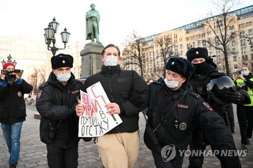 지난달 24일 러시아 모스크바 시내 푸시킨 광장에서 열린 반전 집회 참가자가 경찰에 연행되고 있다. / 사진=연합뉴스