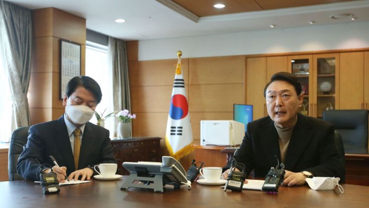 윤석열 당선인, 인수위 티타임 발언
    (서울=연합뉴스) 윤석열 대통령 당선인이 14일 오전 서울 종로구 통의동 금융감독원 연수원 집무실에서 열린 인수위 티타임에서 발언하고 있다. 왼쪽은 안철수 인수위원장. 2022.3.14 [국회사진기자단]
    uwg806@yna.co.kr
(끝)


＜저작권자(c) 연합뉴스, 무단 전재-재배포 금지＞
