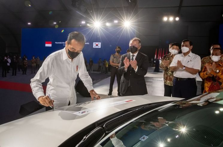 조코 위도도 인도네시아 대통령이 16일 공장 준공식에서  아이오닉5 차량에 서명을 하고 있다.＜사진제공:현대차＞