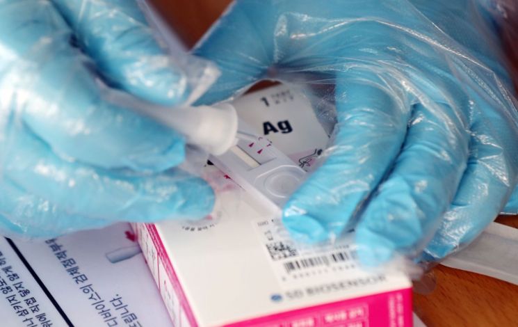 '샤이 오미크론' 증가 우려…자가 키트 두줄인데 "일주일만 버티자"