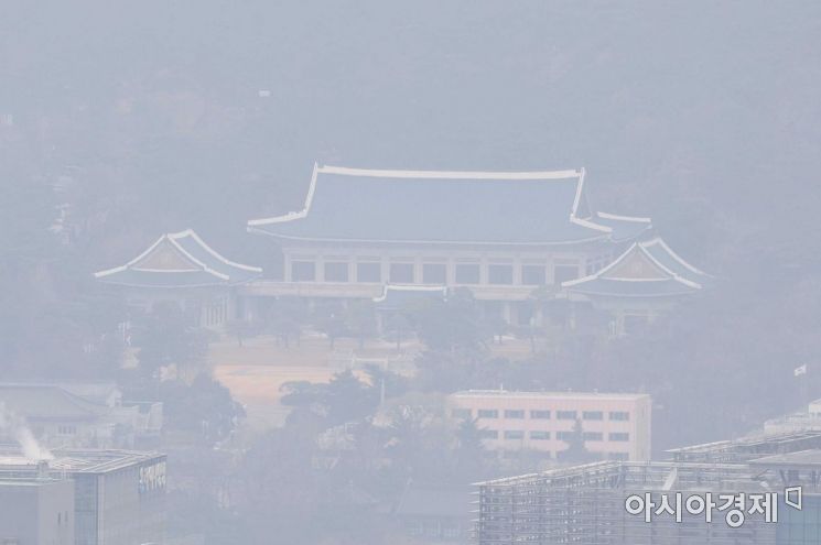 문재인 대통령과 윤석열 대통령 당선인 오찬 회동이 무산된 다음날인 17일 서울 종로구 청와대가 미세먼지와 안개 영향으로 뿌옇다. 청와대와 당선인 측은 회동 실무협상을 진행하고 있지만 여전히 이견을 보이는 것으로 전해졌다. /문호남 기자 munonam@