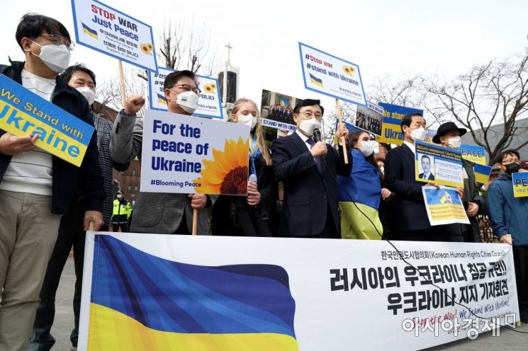 17일 서울 중구 주한 러시아대사관 인근 정동제일교회 앞에서 한국인권도시협의회 주최로 열린 ‘러시아의 우크라이나 침공 규탄, 우크라이나 지지 기자회견’에서 참가자들이 구호를 외치고 있다. /문호남 기자 munonam@