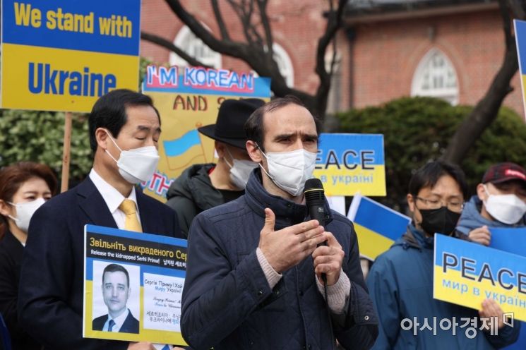 17일 서울 중구 주한 러시아대사관 인근 정동제일교회 앞에서 한국인권도시협의회 주최로 열린 ‘러시아의 우크라이나 침공 규탄, 우크라이나 지지 기자회견’에서 안드레이 리트비노브 광주지혜학교 대안학교 교사가 발언하고 있다. /문호남 기자 munonam@