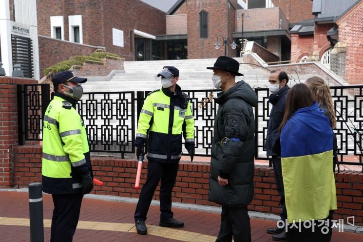 기자회견을 마친 우크라이나인들이 주한 러시아대사관으로 향하자 경찰이 출입을 제지하고 있다. /문호남 기자 munonam@