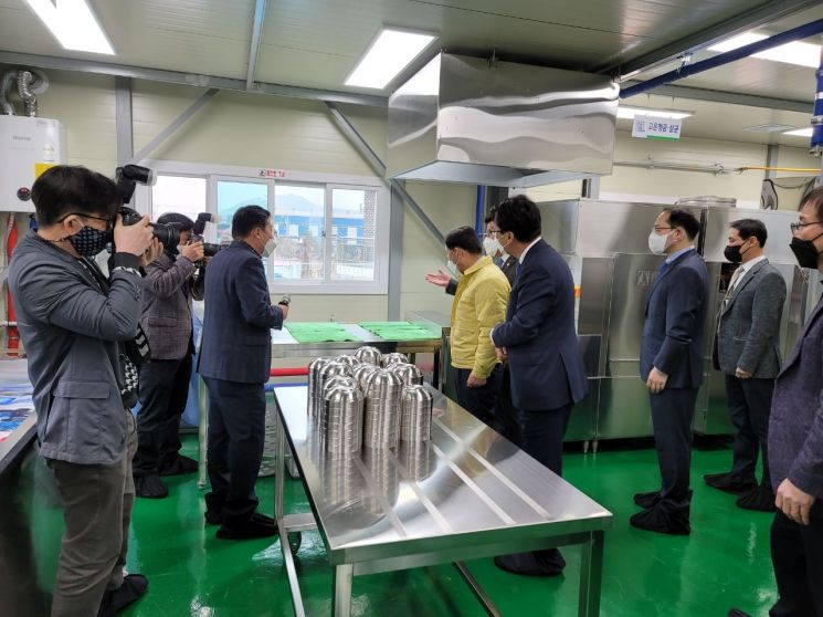 준공식을 마치고 세척 시설 내부를 둘러보고 있다.