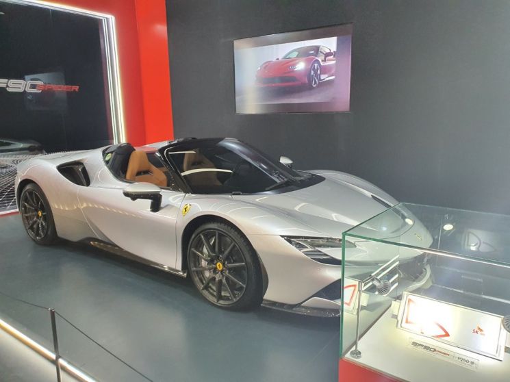 17일 인터배터리 2022 전시회에서 SK온 배터리가 탑재된 페라리 PHEV(플러그인하이브리드) 모델 SF90 스파이더 차량이 인터배터리 전시된 모습.(사진=문채석 기자)