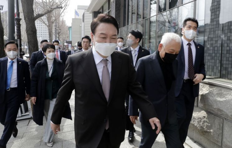 윤석열 대통령 당선인이 17일 오후 점심 식사를 위해 김한길 국민통합위원장, 장제원 당선인 비서실장, 김은혜 대변인 등과 함께 통의동 집무실에서 식당으로 이동하고 있다. [이미지출처=연합뉴스]