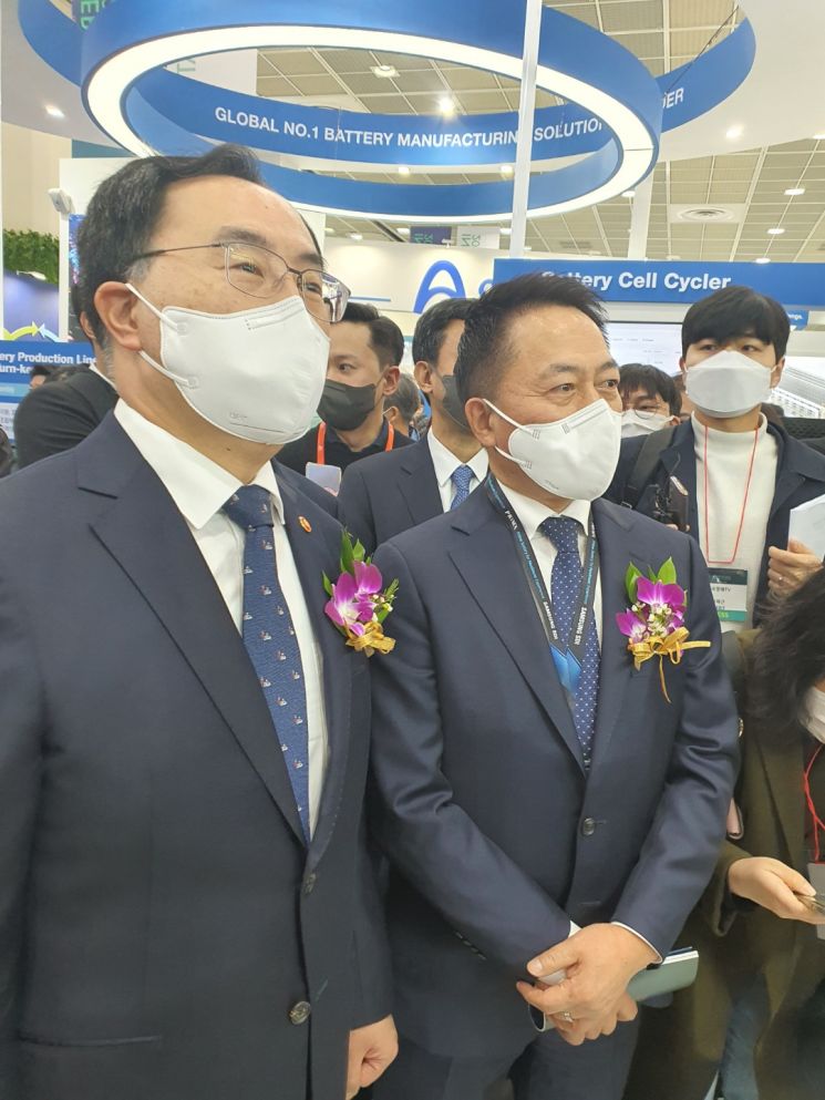 SK 지동섭 "우리도 전고체 배터리 준비"…삼성 최윤호 "美 스텔란티스 합작사 먼저"