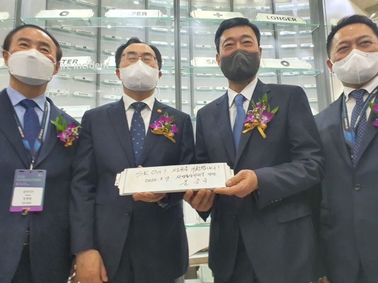 SK 지동섭 "우리도 전고체 배터리 준비"…삼성 최윤호 "美 스텔란티스 합작사 먼저"