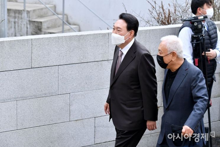 윤석열 대통령 당선인이 17일 서울 종로구 통의동 당선인 집무실에서 김한길 국민통합위원회 위원장과 이야기를 나누며 점심식사를 위해 인근 식당으로 이동하고 있다./국회사진기자단