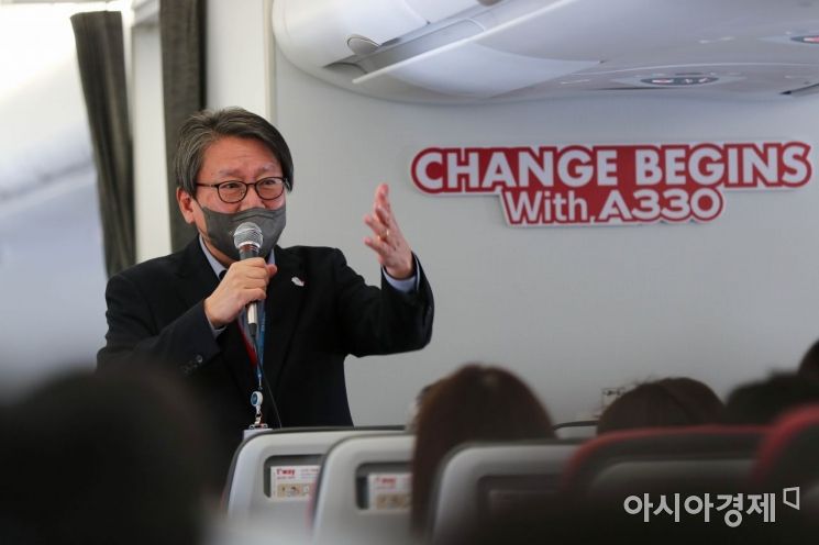 정홍근 티웨이항공 대표이사가 17일 서울 강서구 김포국제공항 주기장에서 열린 에어버스의 A330기종 도입 기념 'CHANGE BEGINS with A330' 미디어데이 행사에서 취재진의 질문에 답하고 있다. /공항사진기자단