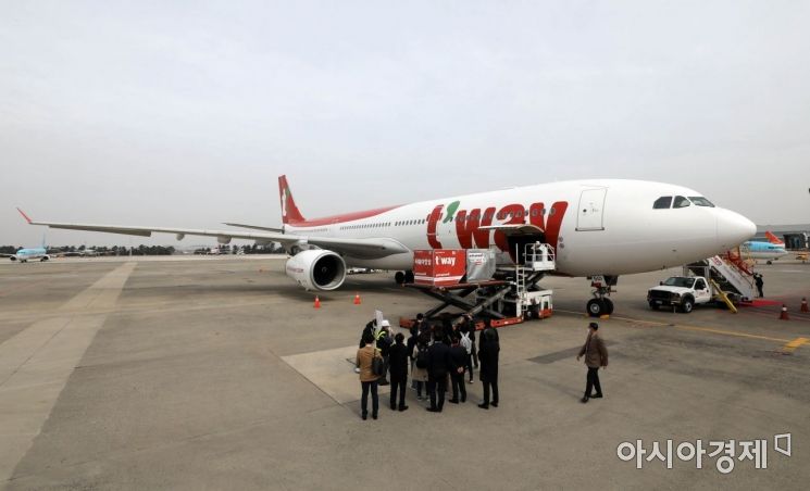 티웨이항공이 최장 10만km 이상을 운항할 수 있는 A330-300기를 도입해 17일 김포국제공항에서 공개했다. 347석 규모의 A330-300은 중장거리 노선 운항에 적합한 기종이다. /공항사진기자단