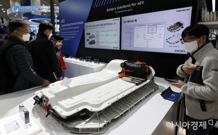 지난 3월 17일 서울 강남구 삼성동 코엑스에서 열린 '인터배터리 2022'에서 관람객들이 삼성SDI의 EV 배터리팩을 살펴보고 있다./김현민 기자 kimhyun81@