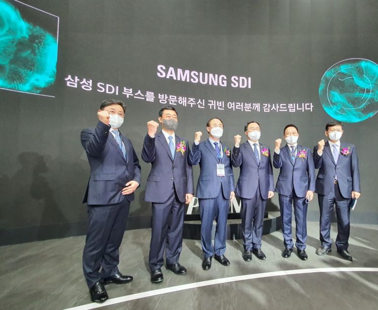 '인터배터리 2022' 삼성SDI 부스에서 문승욱 산업통상자원부 장관(오른쪽 세 번째)과 최윤호 삼성SDI 대표이사 사장(오른쪽 두 번째), 전영현 한국전지산업협회 회장 겸 삼성SDI 부회장(왼쪽 두 번째), 지동섭 SK온 대표이사 사장(왼쪽 두 번째) 등 인사들이 삼성 배터리 브랜드 프라이맥스(PRiMX)와 전고체 배터리 시리즈 수준에 대한 설명을 듣고 기념 촬영을 하는 모습.(사진=문채석 기자)