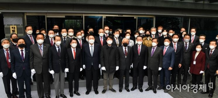 18일 서울 종로구 금융감독원 연수원에 마련된 인수위원회에서 열린 현판식에 참석한 윤석열 당선인과 안철수 인수위원장 등 참석자들이 현판식 후 포즈를 취하고 있다./윤동주 기자 doso7@