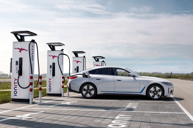 순수전기 4도어 그란쿠페 BMW i4＜사진제공:BMW코리아＞