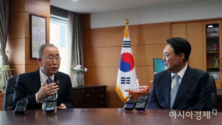 윤석열 대통령 당선인이 18일 서울 종로구 통의동 집무실에서 반기문 전 유엔사무총장을 만나 최근 국제현안에 대해 반 전 총장의 의견을 듣고 있다./윤동주 기자 doso7@