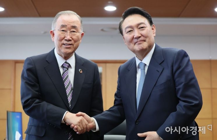 윤석열 대통령 당선인이 18일 서울 종로구 통의동 집무실에서 반기문 전 유엔사무총장을 만나 인사를 나누고 있다./윤동주 기자 doso7@