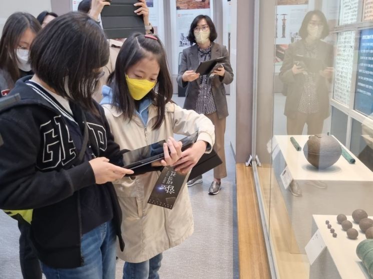 창원시 교방초등학교 학생들이 스마트 박물관을 돌아보고 있다.