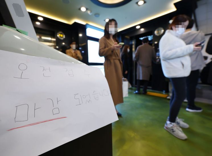 지난 16일 서울 시내의 한 이비인후과에서 시민들이 코로나 검사를 기다리고 있다. / 사진=연합뉴스