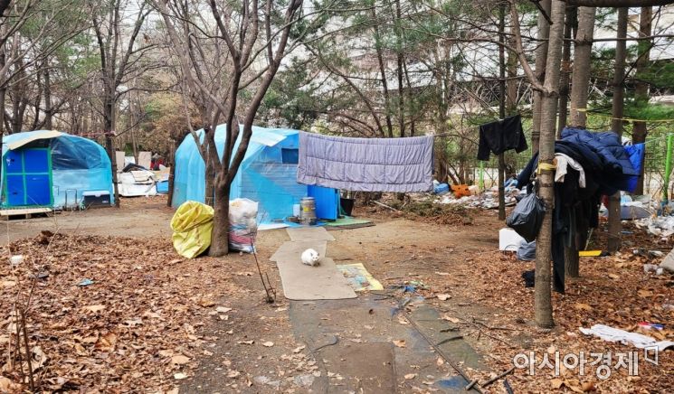 노숙인 텐트촌 일대. 천막이나 움막에 더 가까운 모습이다.  사진=한승곤 기자 hsg@asiae.co.kr