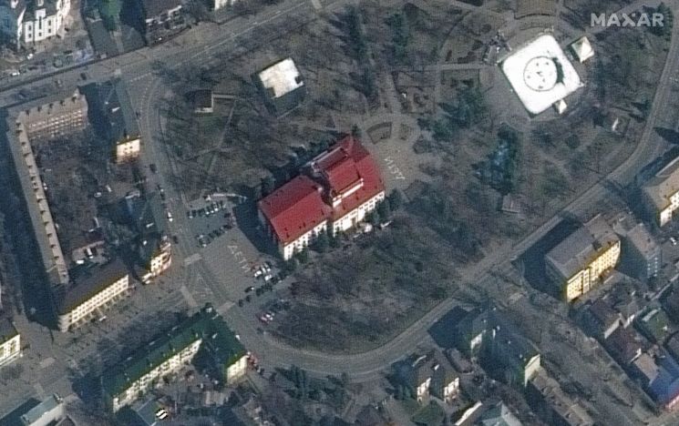 미국 위성정보업체 맥사테크놀로지가 러시아의 공습 이전인 지난 14일(현지시간) 촬영한 우크라이나 마리우폴 드라마 극장(붉은색 지붕 건물) 위성사진. [이미지출처=로이터연합뉴스]