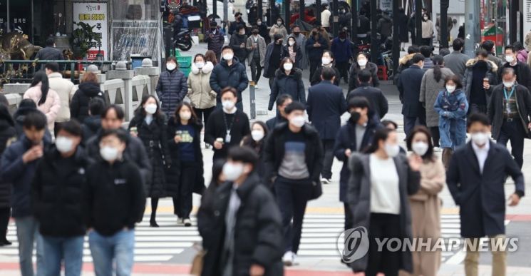 직장인들이 횡단보도를 건너고 있다. 사진은 기사 중 특정표현과 무관함. [이미지출처=연합뉴스]