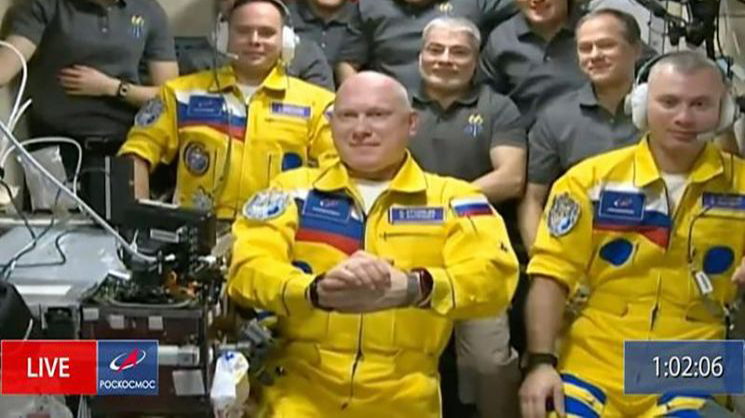 러시아 우주인이 입은 노란 우주복, 반전 의미? "단지 색깔일 뿐"