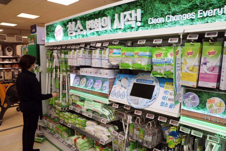 21일 서울 성동구 이마트 성수점에서 고객이 청소용품을 구매하고 있다.