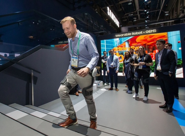 미국 라스베이거스에서 열린 세계 최대 IT·전자 전시회 'CES 2020'에서 관람객이 삼성전자 웨어러블 보행 보조 로봇 '젬스 힙'을 체험하고 있다. 삼성전자 제공