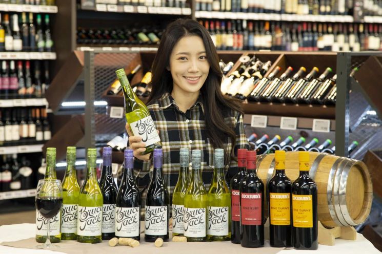 21일 인천 남동구 홈플러스 간석점에서 모델이 남아공 브루스잭 와인 3종과 포트와인 칵번 2종을 소개하고 있다.