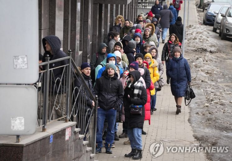 지난달 27일(현지시간) 러시아 상트페테르부르크의 주민들이 현금자동인출기(ATM) 앞에 장사진을 치고 있다. / 사진=연합뉴스