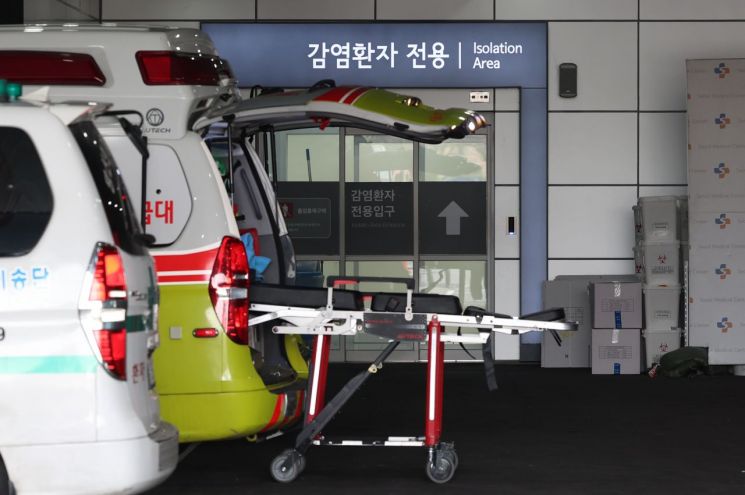 20일 중랑구 서울의료원에서 재택치료 중인 코로나19 환자를 옮긴 구급차가 대기하고 있다. [이미지출처=연합뉴스]