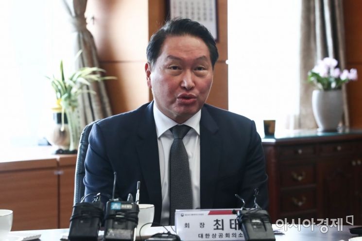 최태원 대한상의 회장이 21일 서울 종로구 통의동 대통령직인수위원회에서 열린 윤석열 당선인과 경제6단체장 회동에 참석, 인사말을 하고 있다./윤동주 기자 doso7@